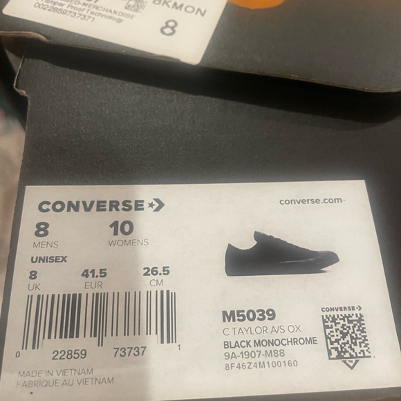 New black low top converse shoes - Picture 2 of 5